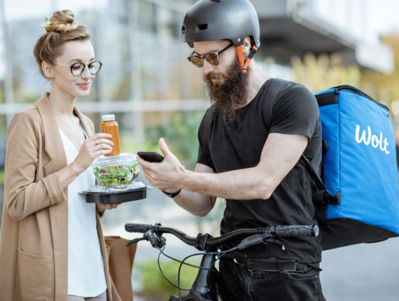 Koliko zasluži Wolt dostavljalec v Sloveniji (2026)?