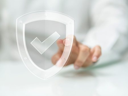 Kako varno iskati zaslužek na internetu: ključna pravila in tveganja (2026)