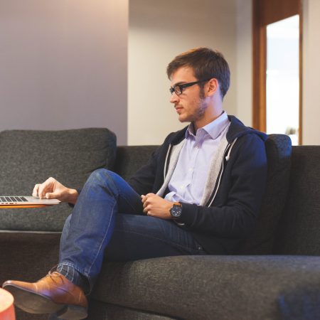 Kako začeti freelancing v Sloveniji: vodič za začetnike (2026)